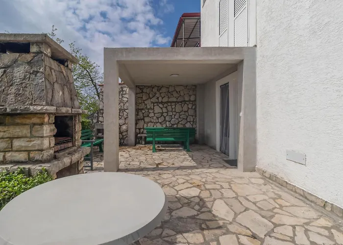 2 Bedroom Cozy In Lägenhet Jadranovo