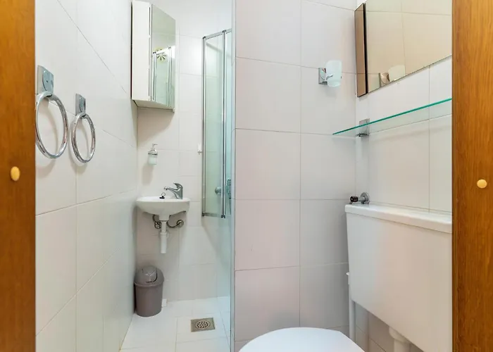2 Bedroom Cozy In Lägenhet