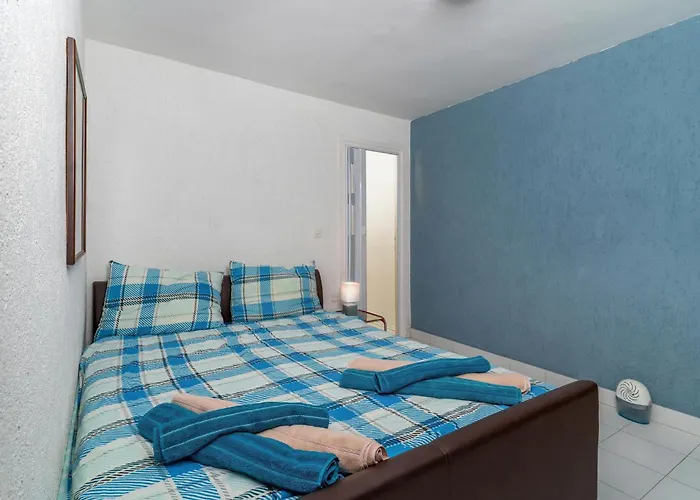 Lägenhet 2 Bedroom Cozy In Jadranovo